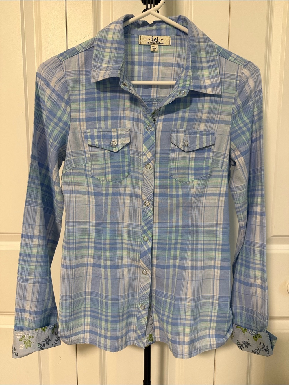 L.E.I. Vintage Plaid Pearl Snap Button Up Shirt Floral Trim Size M